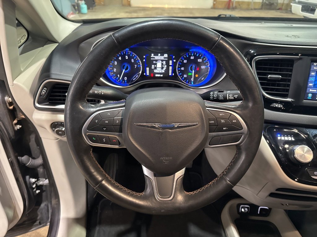 Used 2020 Chrysler Pacifica Touring-L image 22