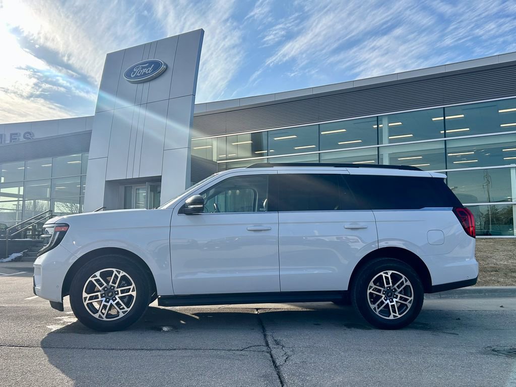 Certified 2025 Ford Expedition Active image 3
