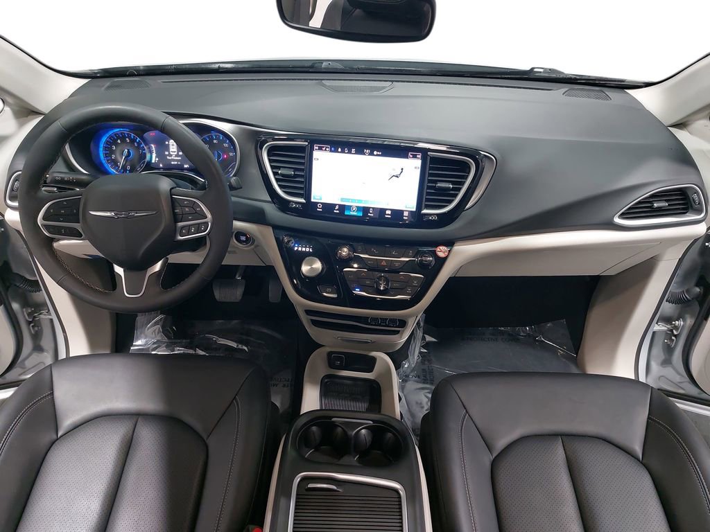 Used 2024 Chrysler Pacifica Touring-L image 9