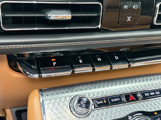 Used 2023 Lincoln Aviator Black Label w/ Dynamic Handling Package AWD/4WD image 17