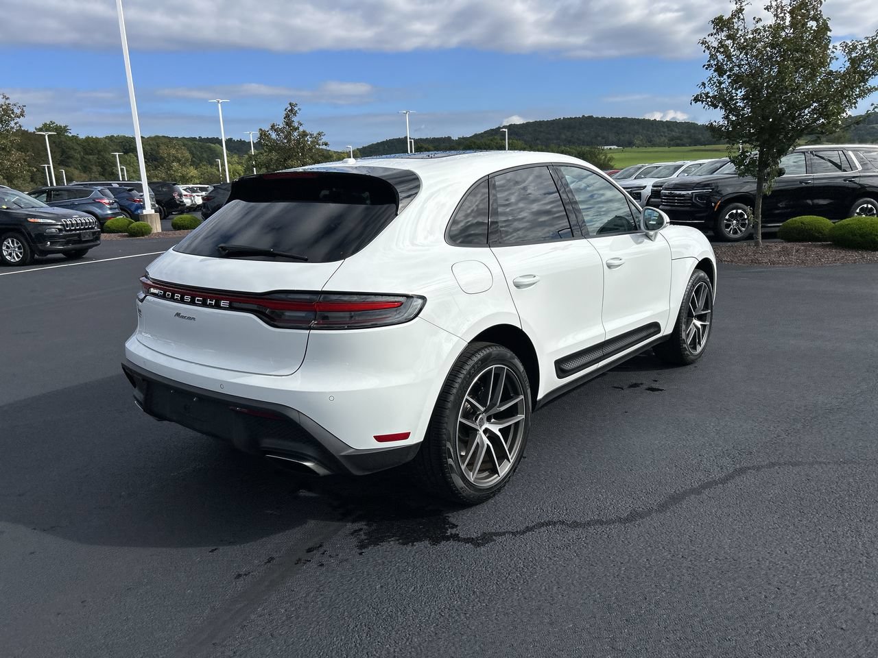 Used 2025 Porsche Macan AWD/4WD image 7