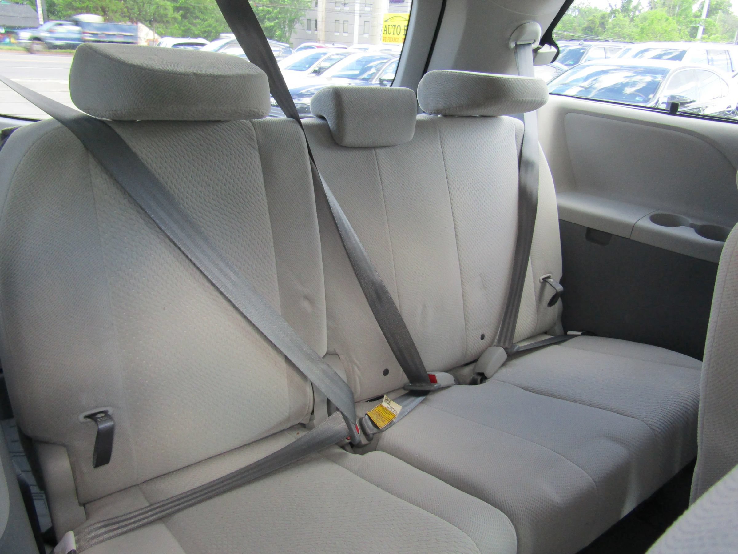 Used 2013 Toyota Sienna LE w/ Towing Pkg FWD image 17