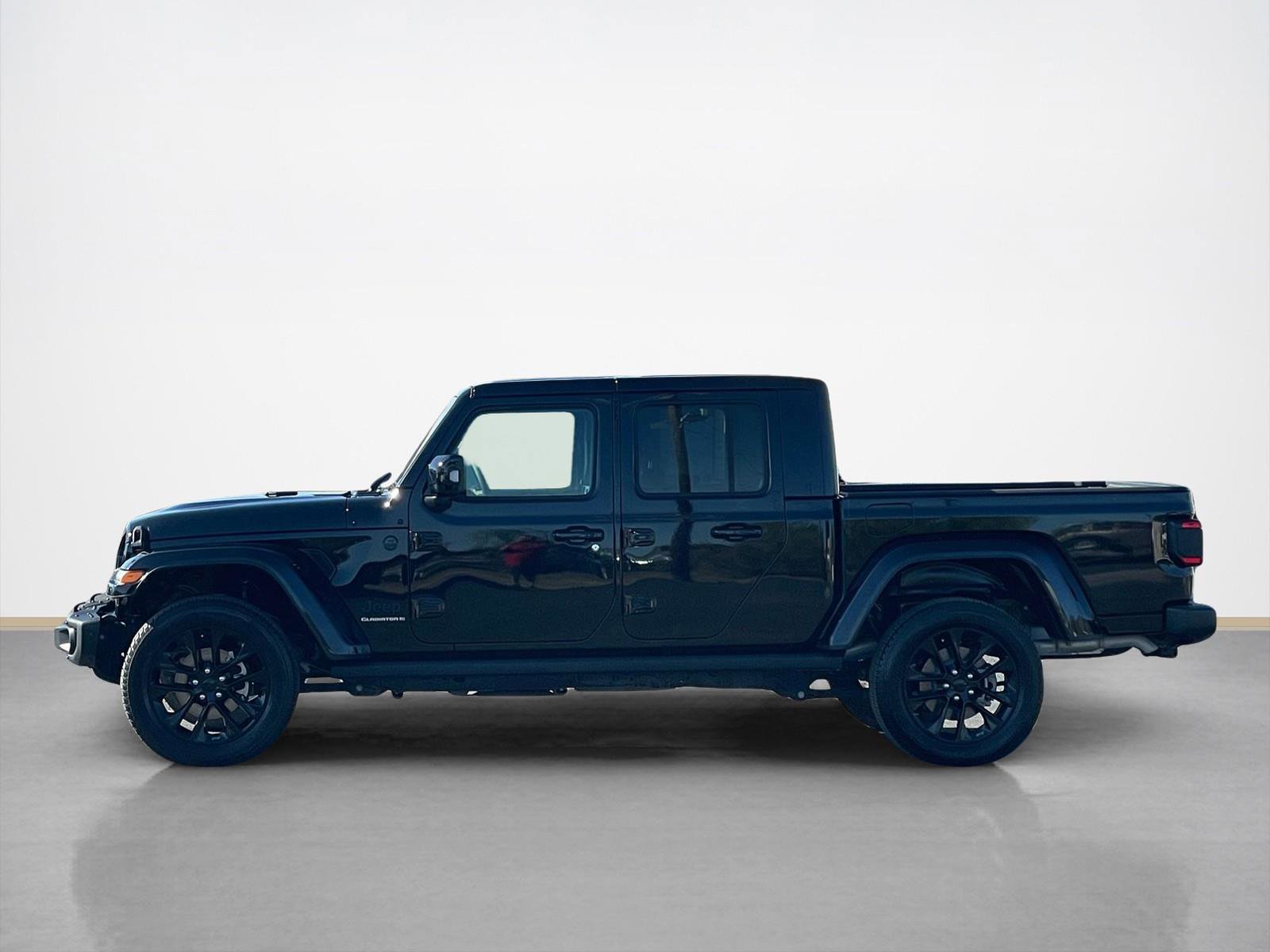 Used 2023 Jeep Gladiator Overland image 4