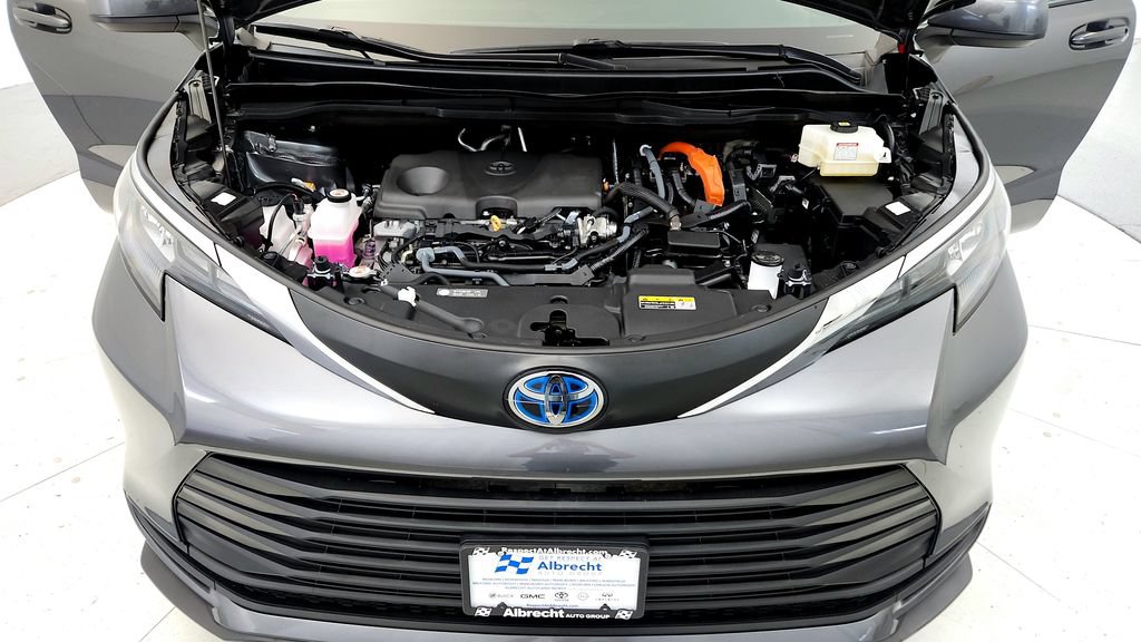 Certified 2025 Toyota Sienna LE AWD/4WD image 15