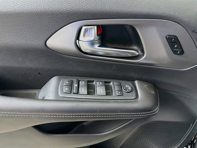 New 2027 Chrysler Pacifica Select FWD image 17