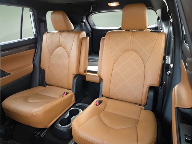 Used 2025 Toyota Highlander Platinum image 13