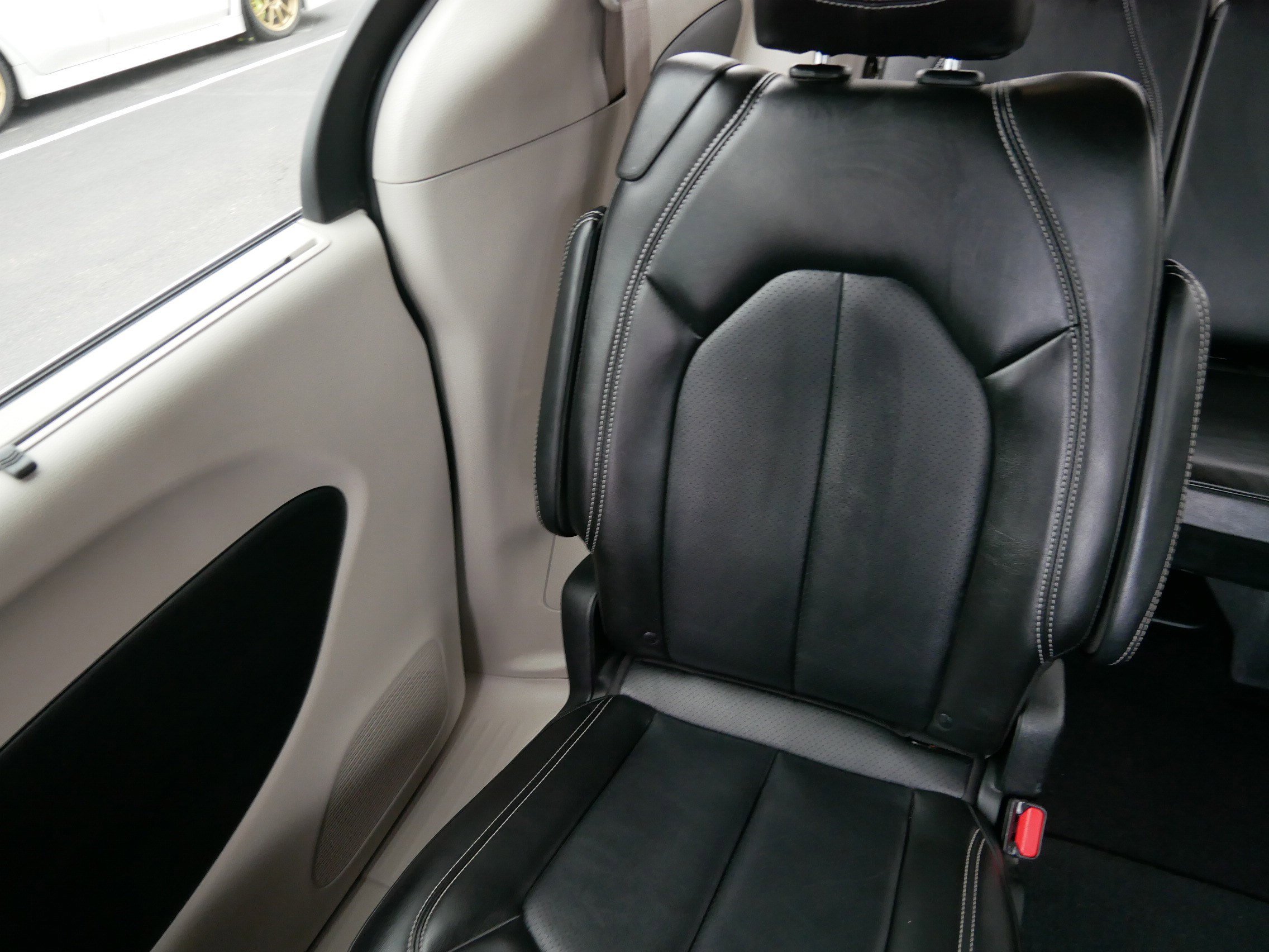 Used 2024 Chrysler Pacifica Touring-L FWD image 12