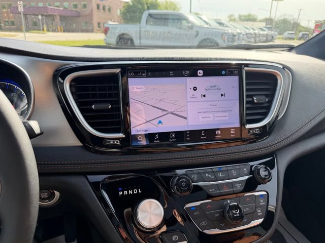 Used 2025 Chrysler Pacifica Pinnacle w/ Trailer Tow Group AWD/4WD image 35