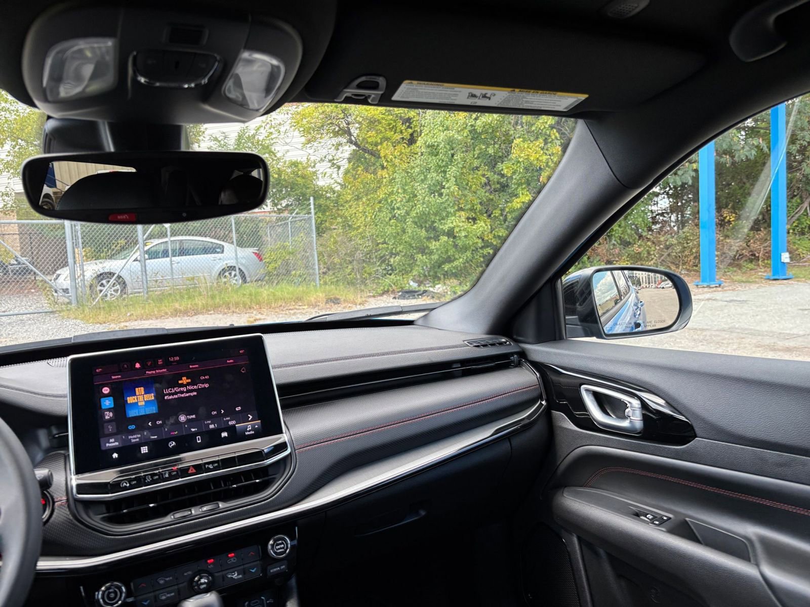 Used 2025 Jeep Compass Trailhawk image 34