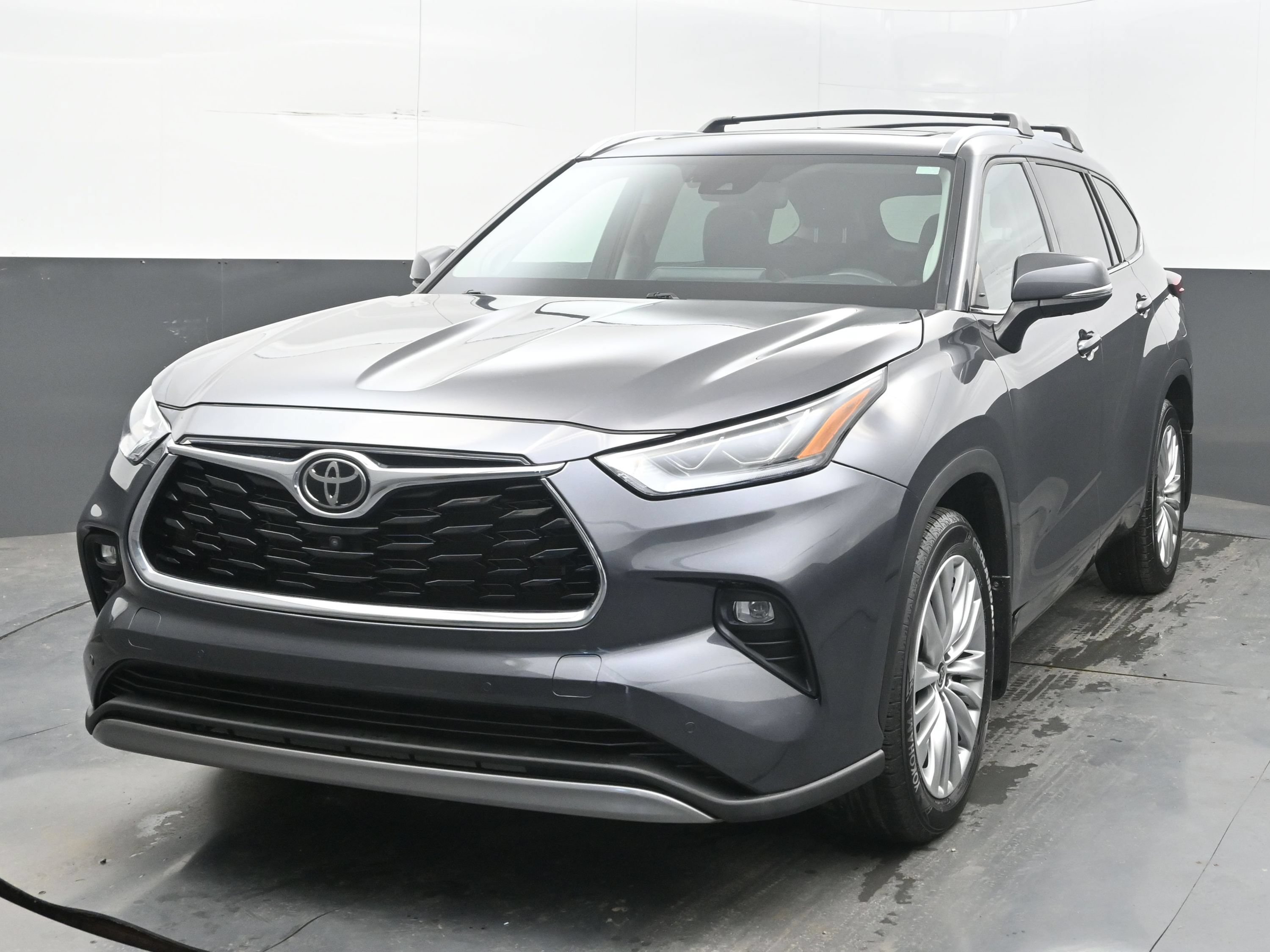 Used 2022 Toyota Highlander Platinum AWD/4WD image 3