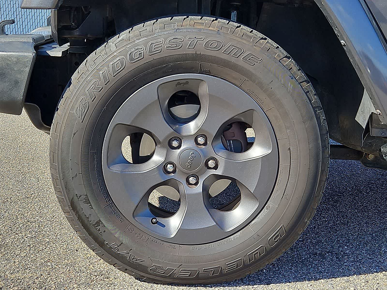 Used 2014 Jeep Wrangler Unlimited Sahara w/ Connectivity Group AWD/4WD image 34