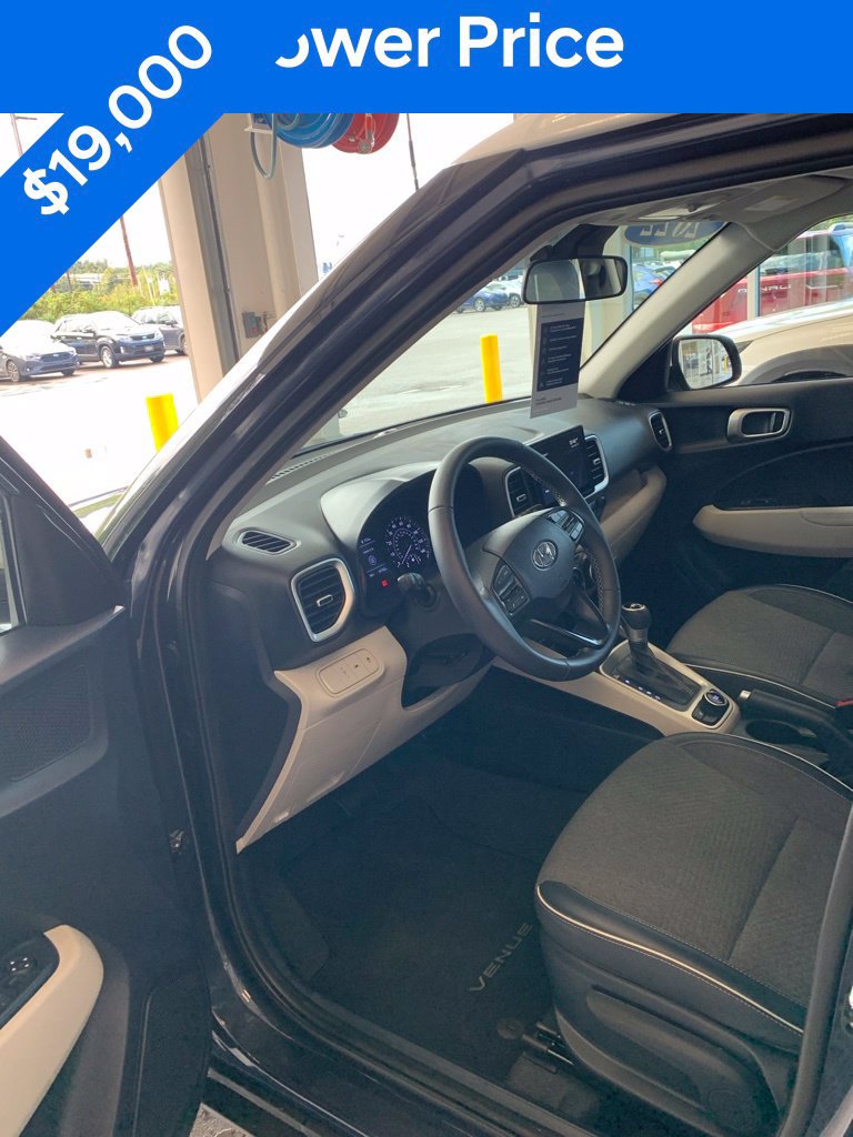 Certified 2022 Hyundai Venue Limited FWD image 3