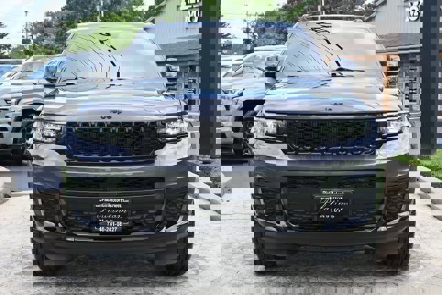 Used 2022 Jeep Grand Cherokee L Laredo image 2