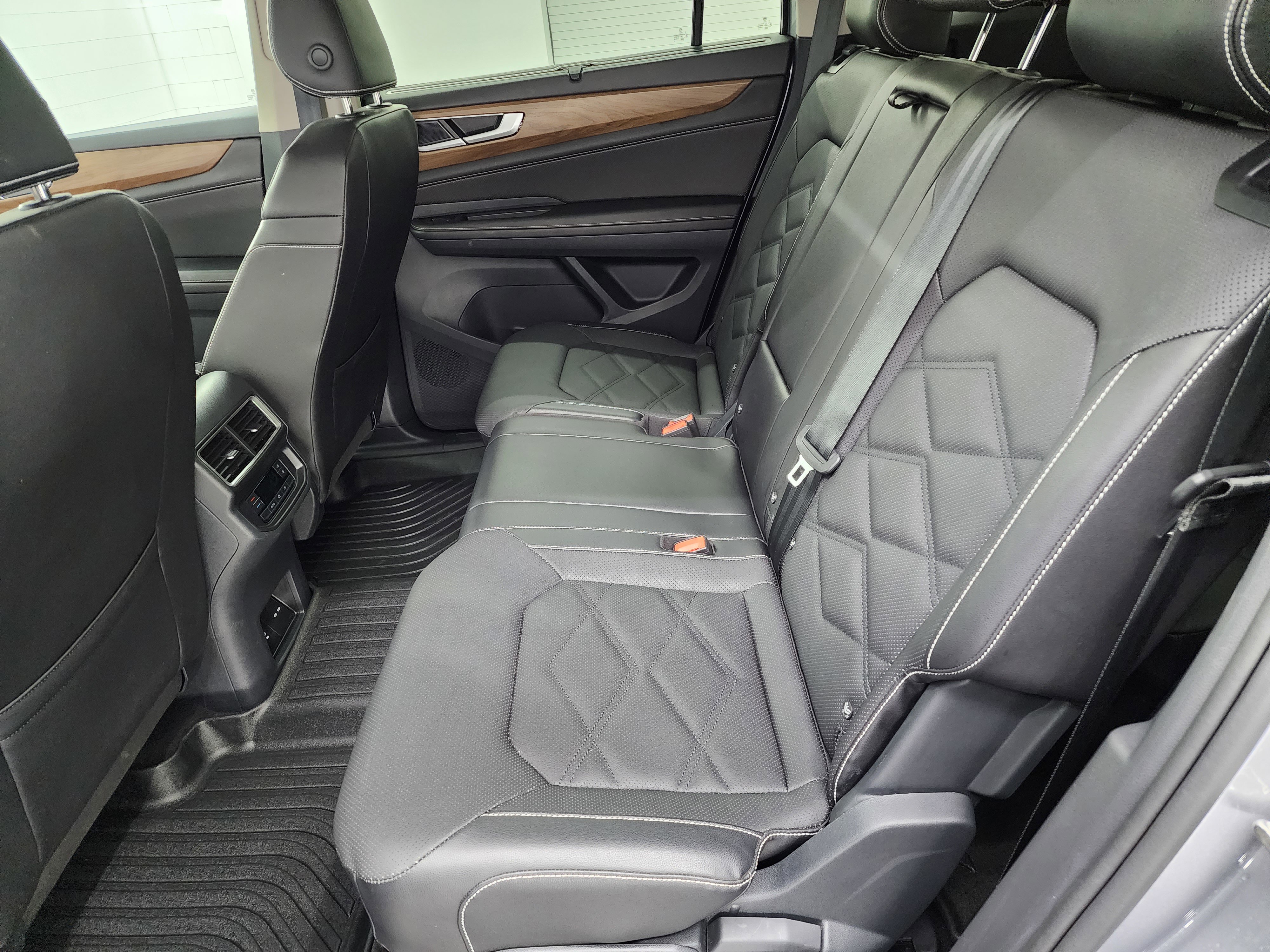 Used 2025 Volkswagen Atlas SE image 9