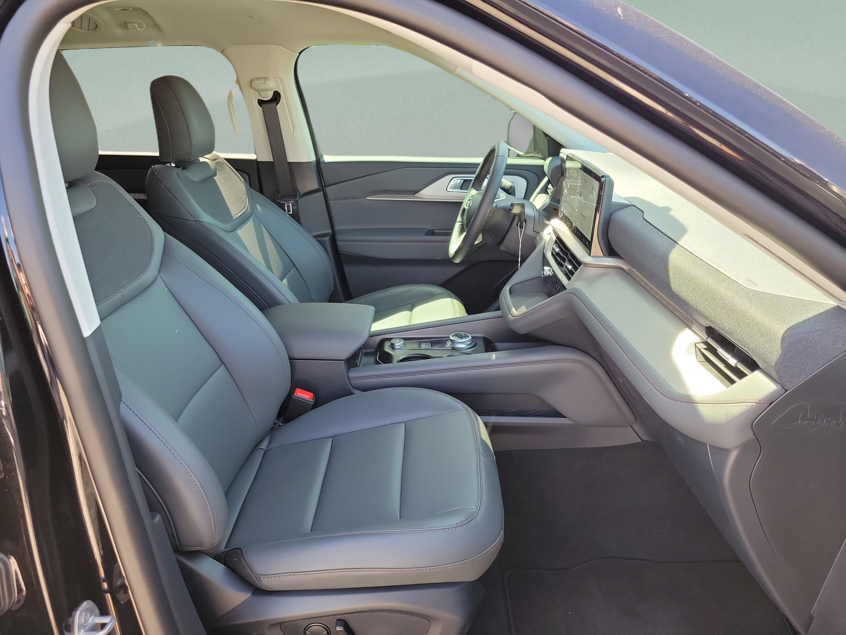 New 2026 Ford Explorer Active w/ Active Comfort Package RWD image 32
