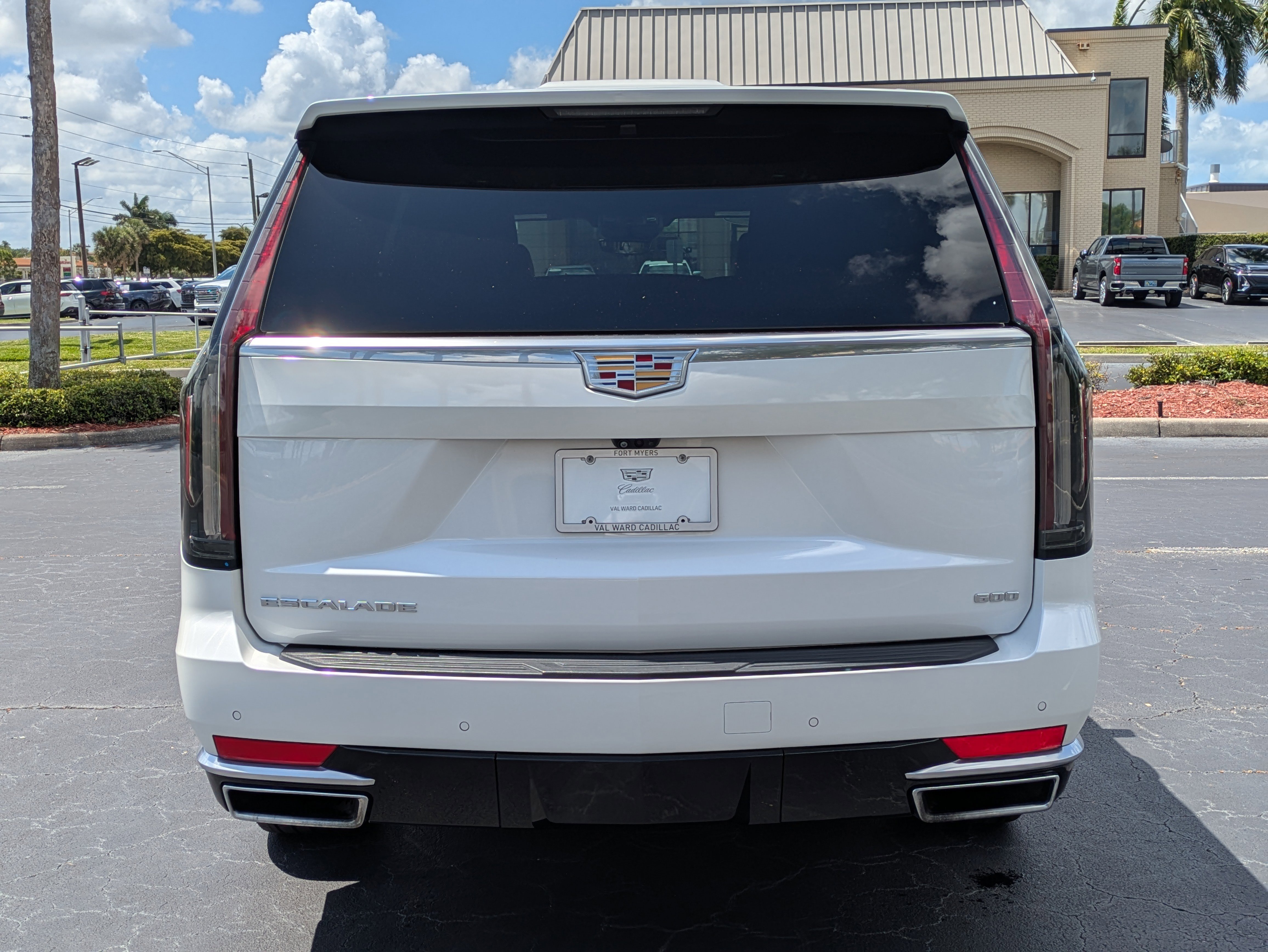 Used 2022 Cadillac Escalade Premium Luxury w/ Performance Package AWD/4WD image 5