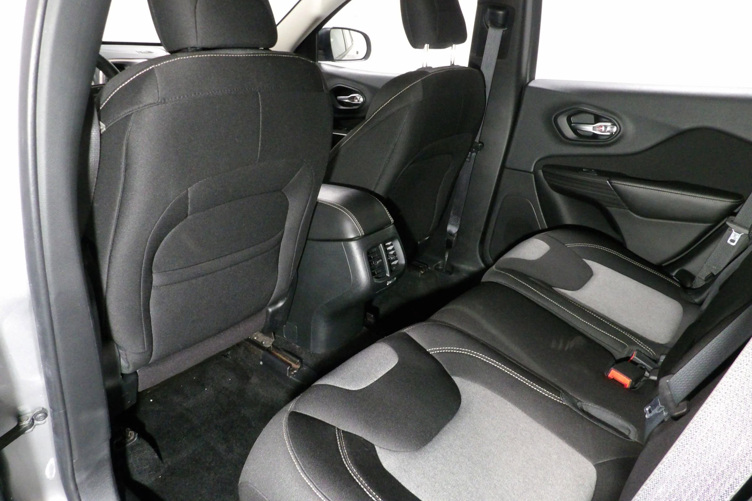Used 2015 Jeep Cherokee Sport FWD image 11