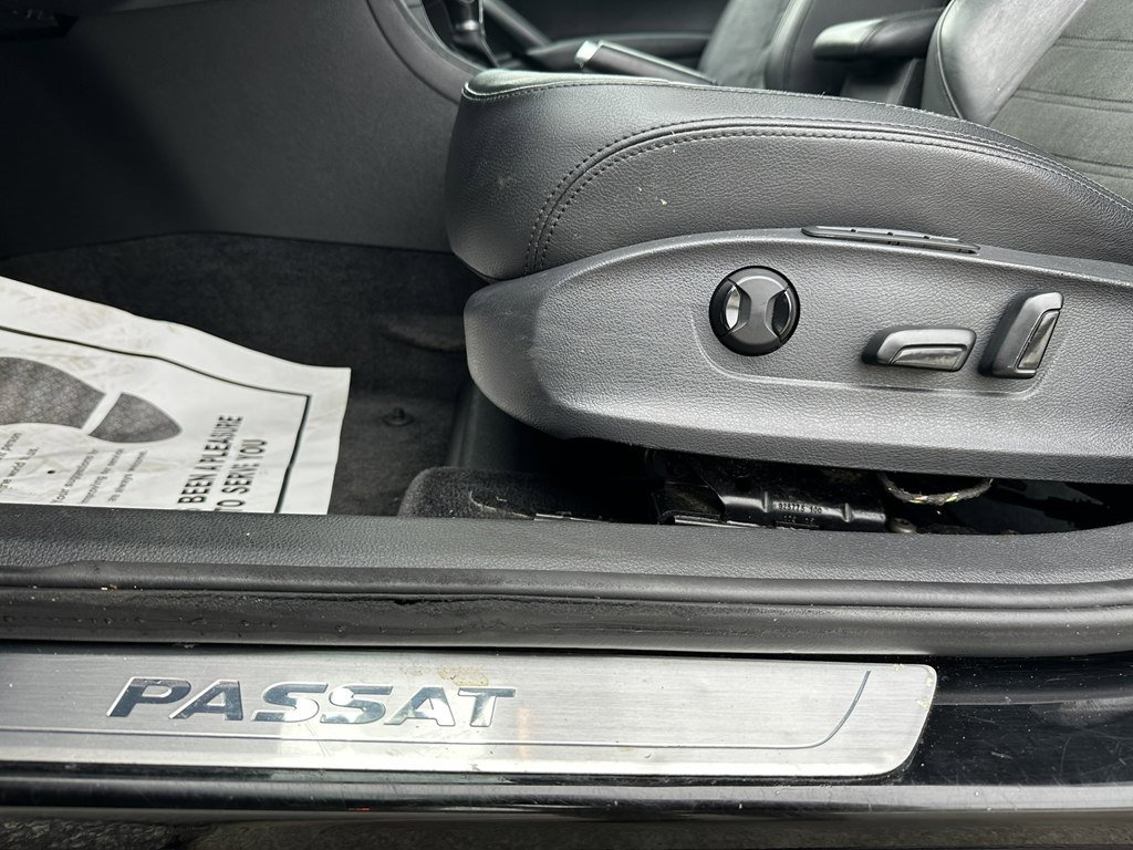 Used 2015 Volkswagen Passat 1.8T SEL Premium image 19