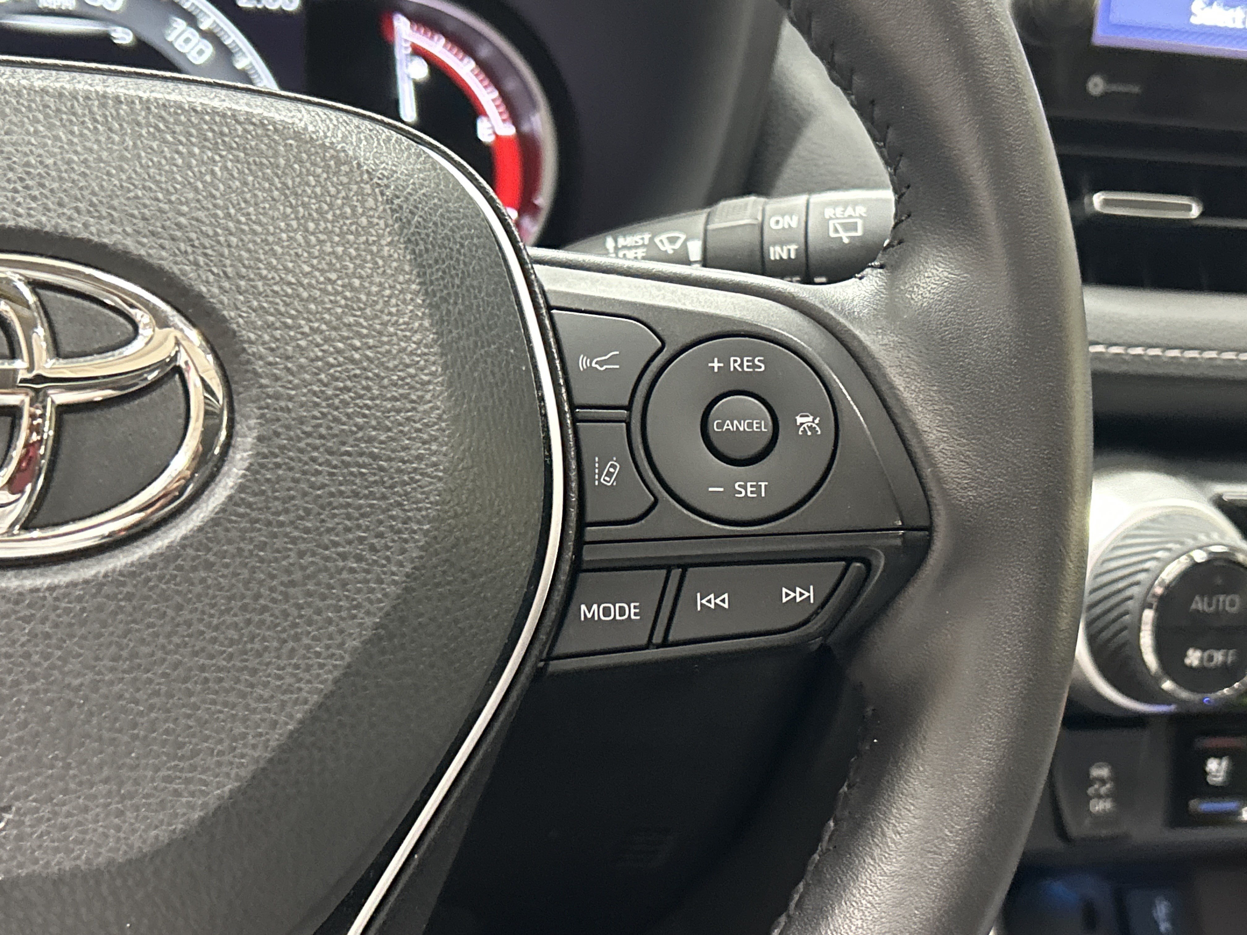Used 2022 Toyota RAV4 Limited FWD image 6