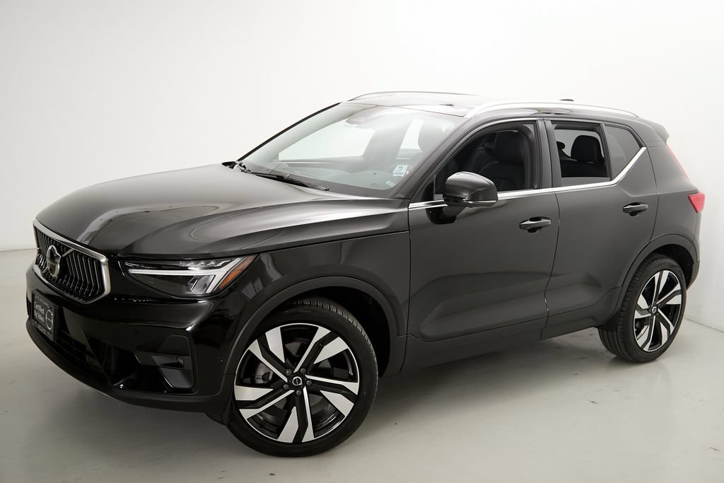 Certified 2023 Volvo XC40 B5 Plus w/ Driver Assist Package AWD/4WD image 3