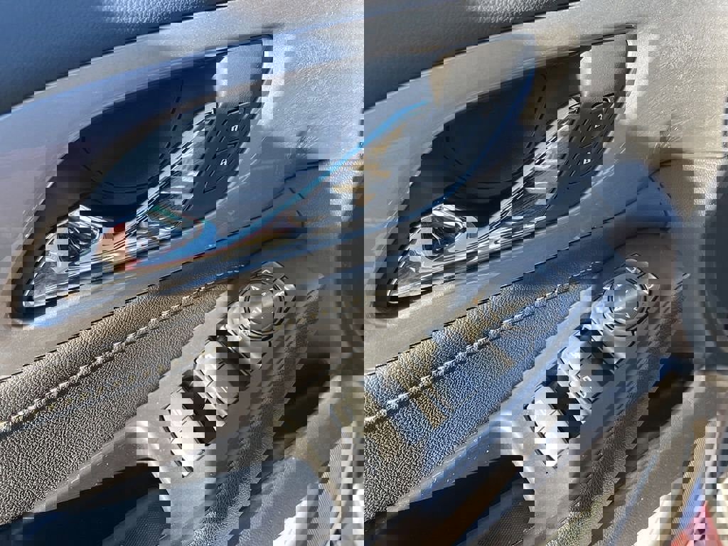 Used 2023 Chevrolet Traverse LT image 22