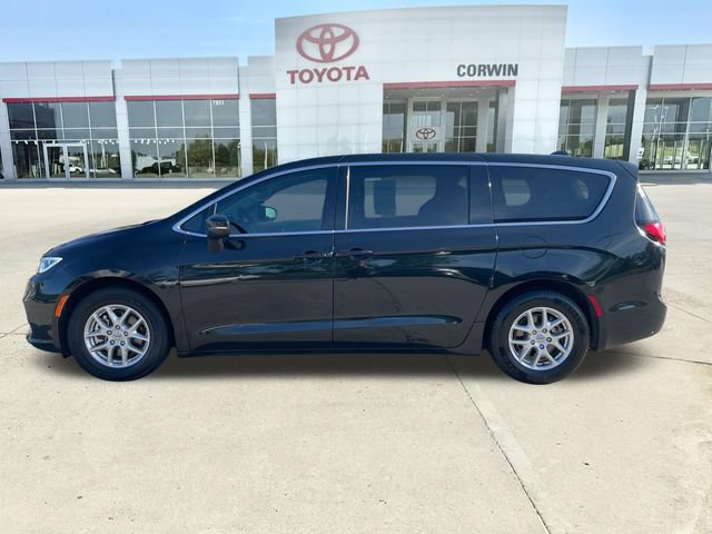 Used 2023 Chrysler Pacifica Touring-L FWD image 2