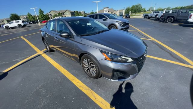 Used 2025 Nissan Altima 2.5 SV FWD image 4