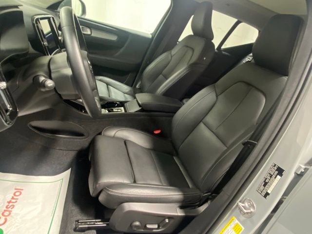 Used 2025 Volvo XC40 B5 Plus image 11