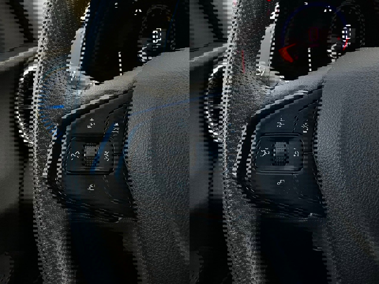 Used 2025 Chevrolet Trax LT image 32