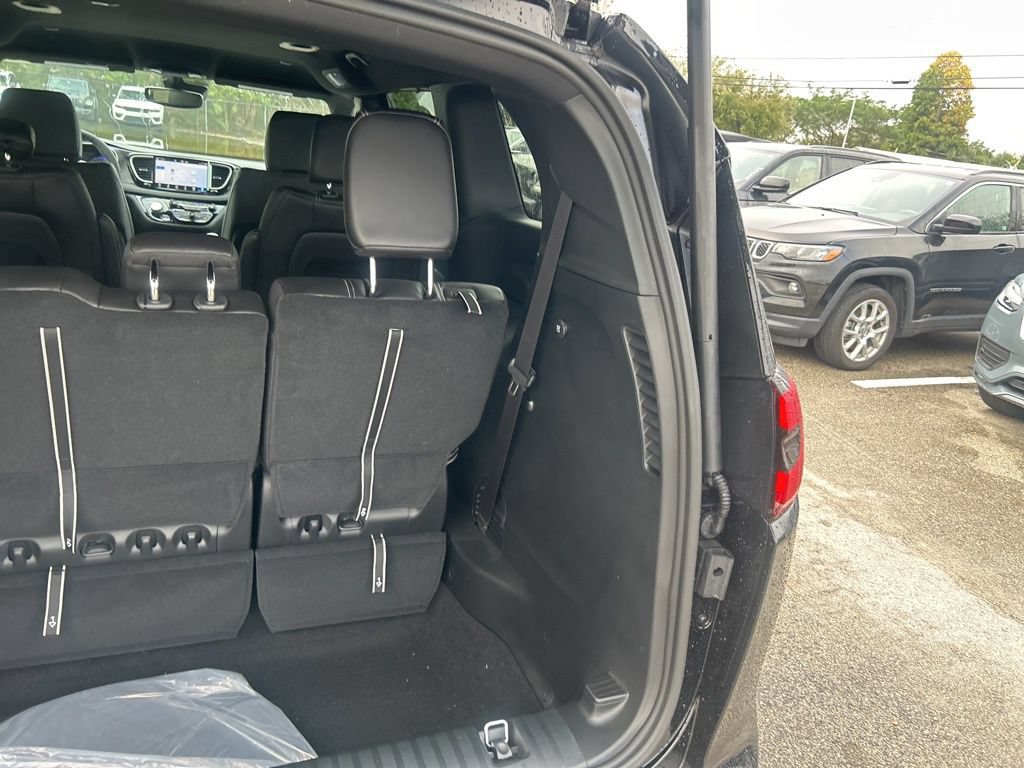 New 2026 Chrysler Pacifica Select FWD image 32
