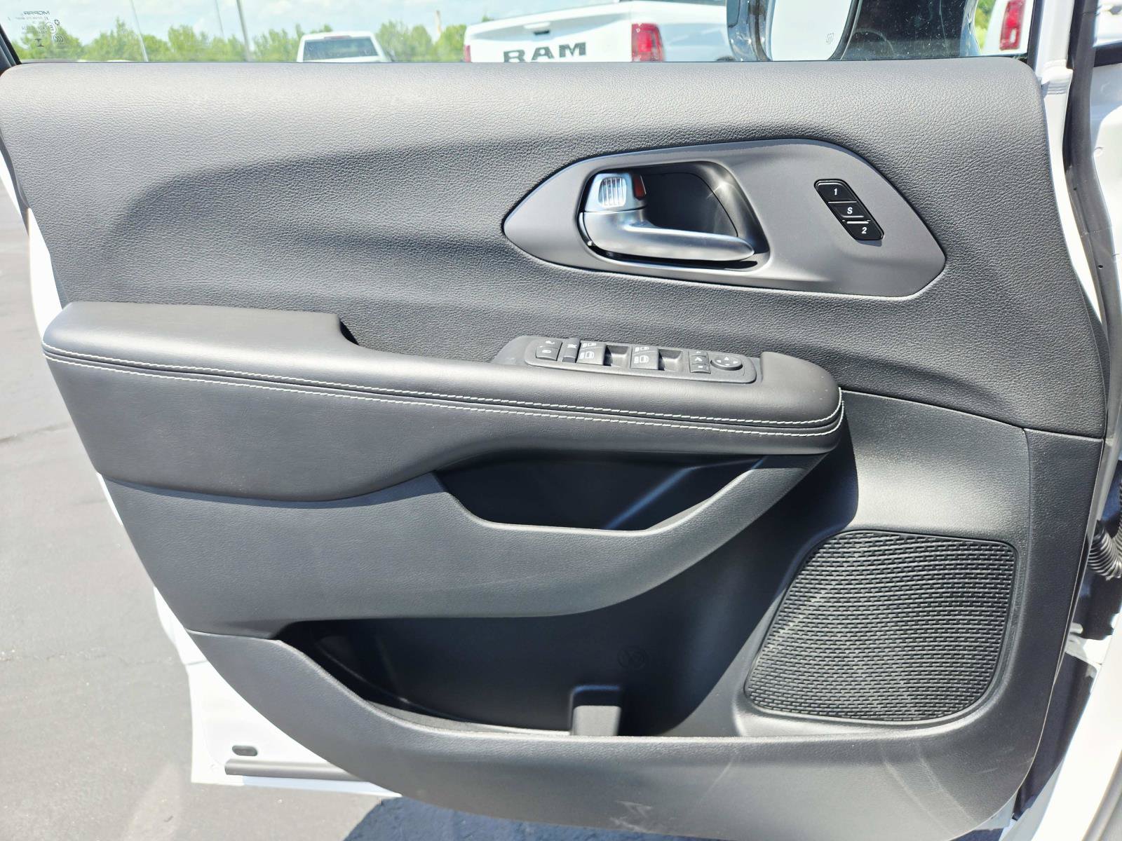 New 2027 Chrysler Pacifica Limited FWD image 33