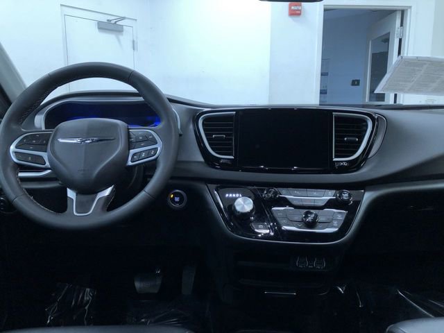 Used 2025 Chrysler Pacifica Select image 18