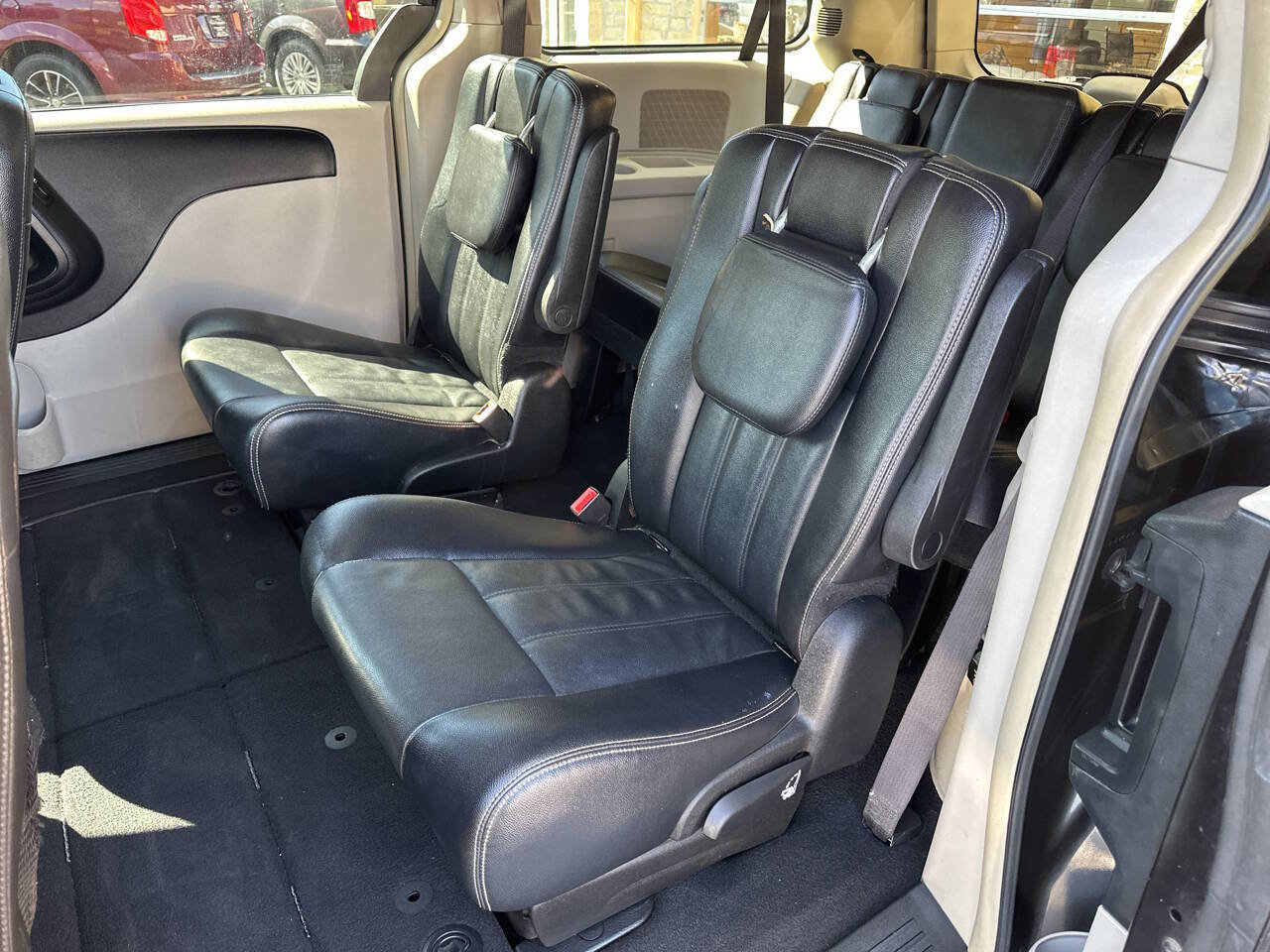Used 2015 Chrysler Town & Country Touring image 7