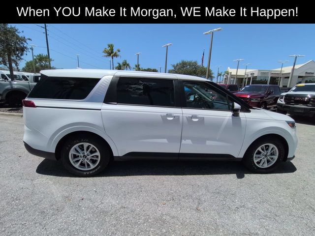 Used 2023 Kia Carnival LX FWD image 6