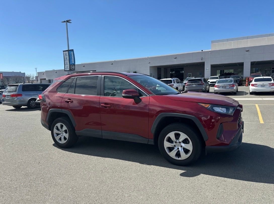 Used 2021 Toyota RAV4 LE image 2