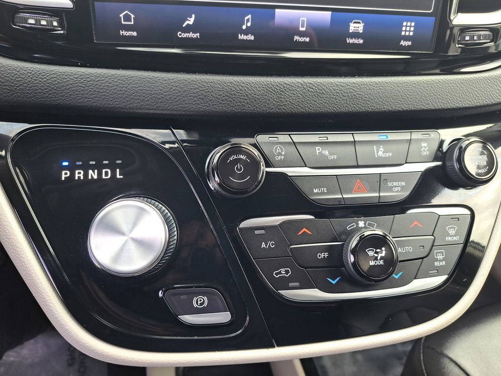 Used 2024 Chrysler Pacifica Touring-L image 36