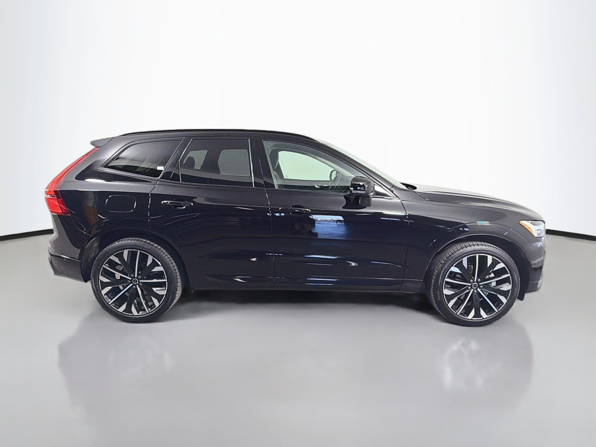Certified 2026 Volvo XC60 B5 Ultra AWD/4WD image 5