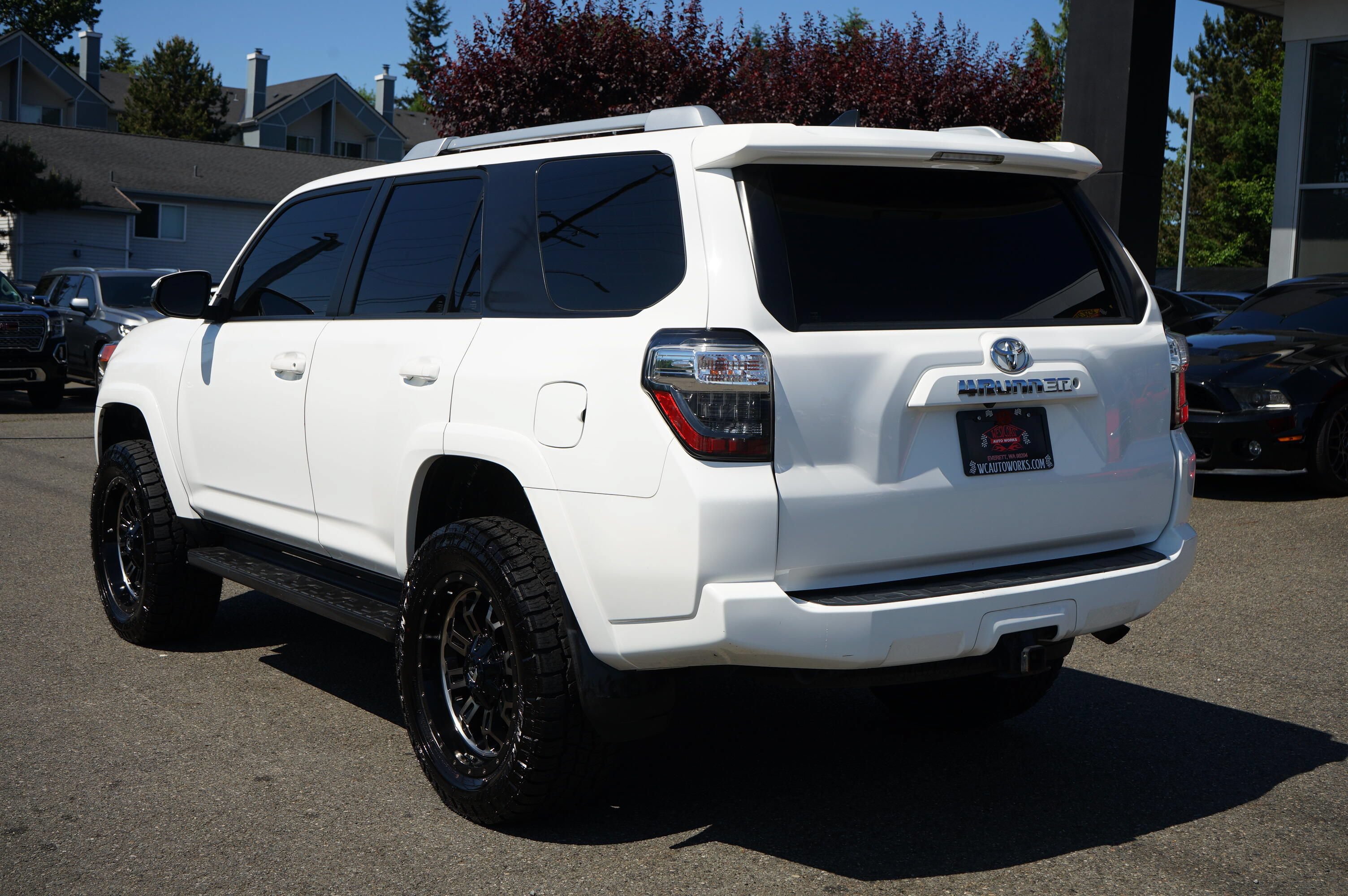 Used 2018 Toyota 4Runner SR5 AWD/4WD image 3