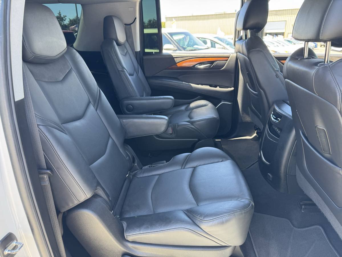 Used 2018 Cadillac Escalade ESV Premium Luxury AWD/4WD image 18
