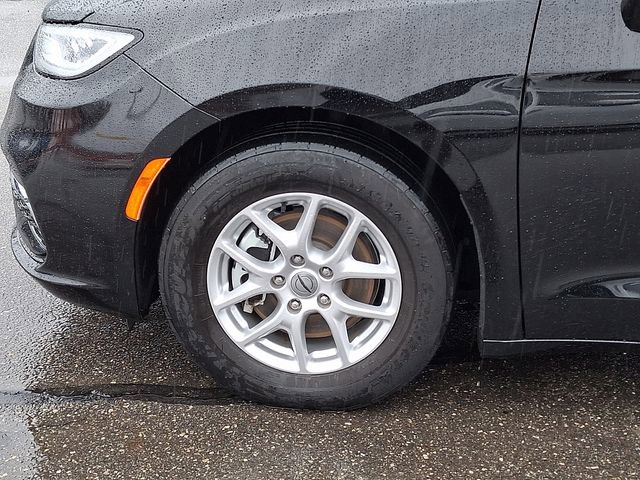 Used 2024 Chrysler Pacifica Touring-L image 25