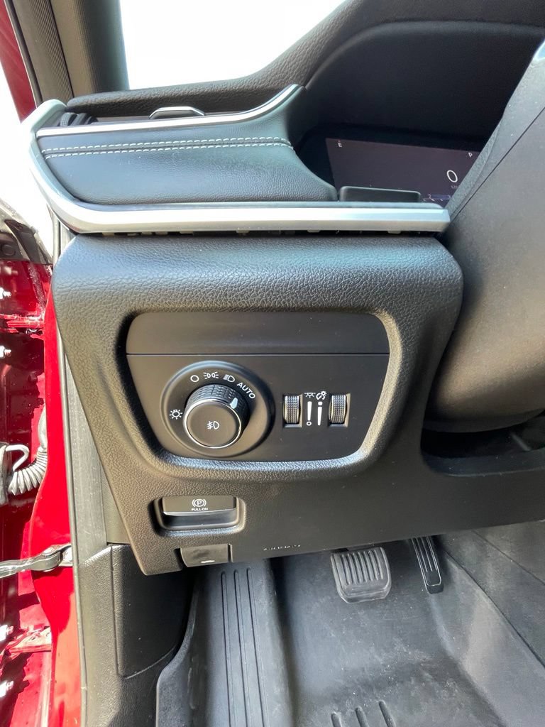 Used 2025 Jeep Grand Cherokee L Limited w/ Luxury Tech Group II AWD/4WD image 12