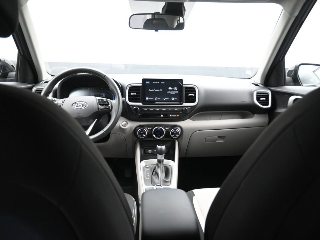 Used 2025 Hyundai Venue SEL image 13