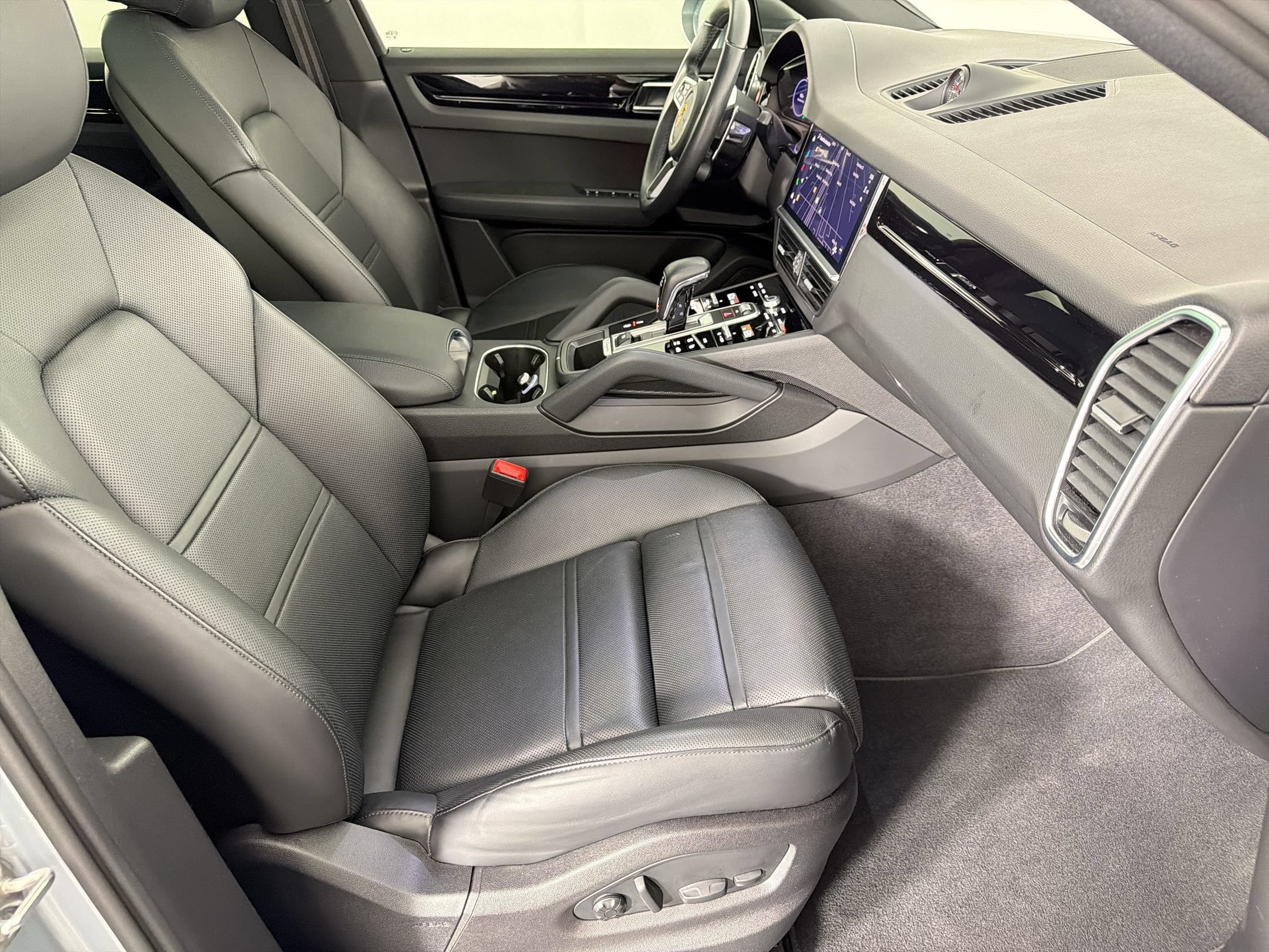 Certified 2023 Porsche Cayenne Coupe AWD/4WD image 30