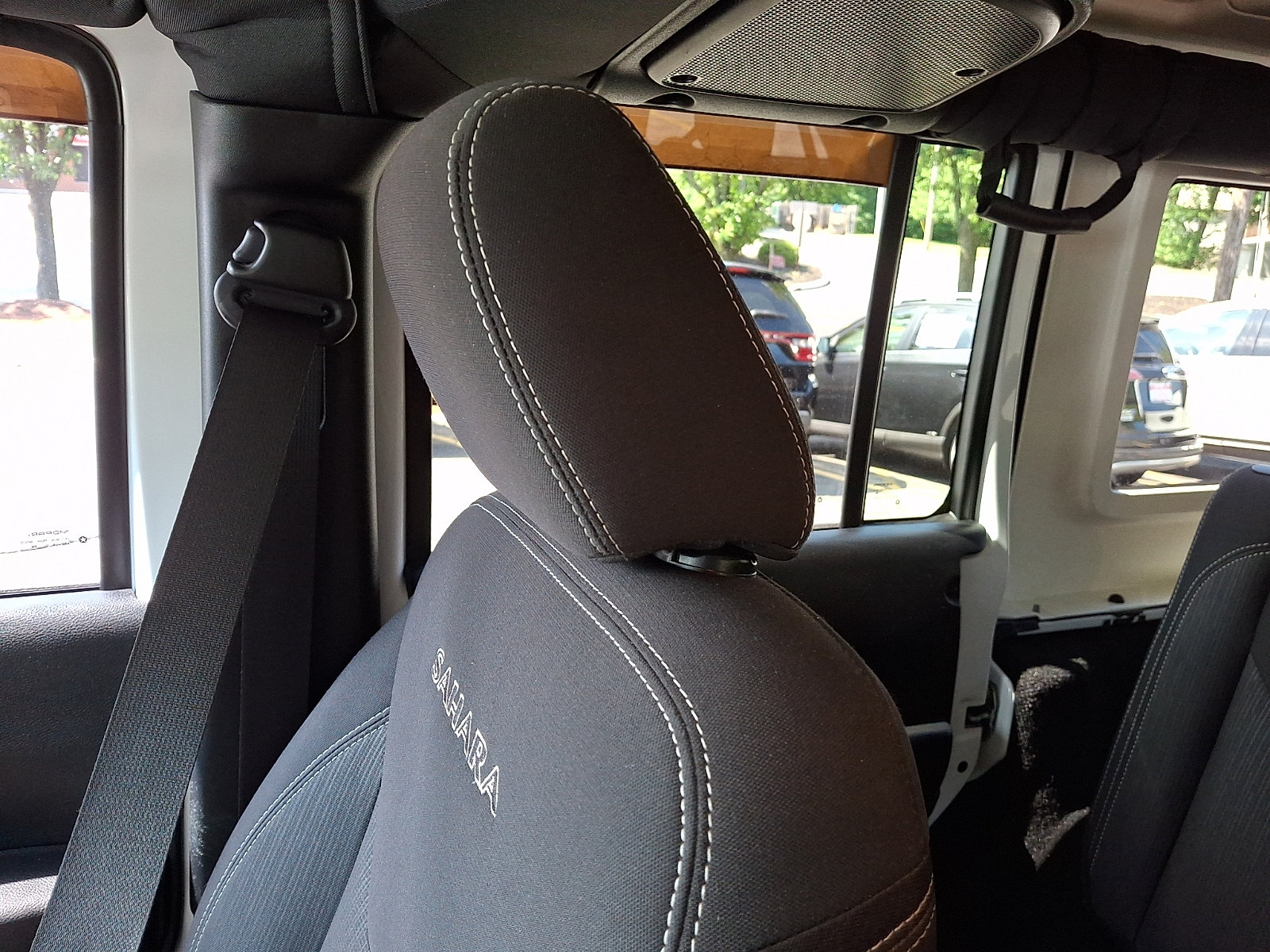 Used 2016 Jeep Wrangler Unlimited Sahara w/ Connectivity Group AWD/4WD image 17