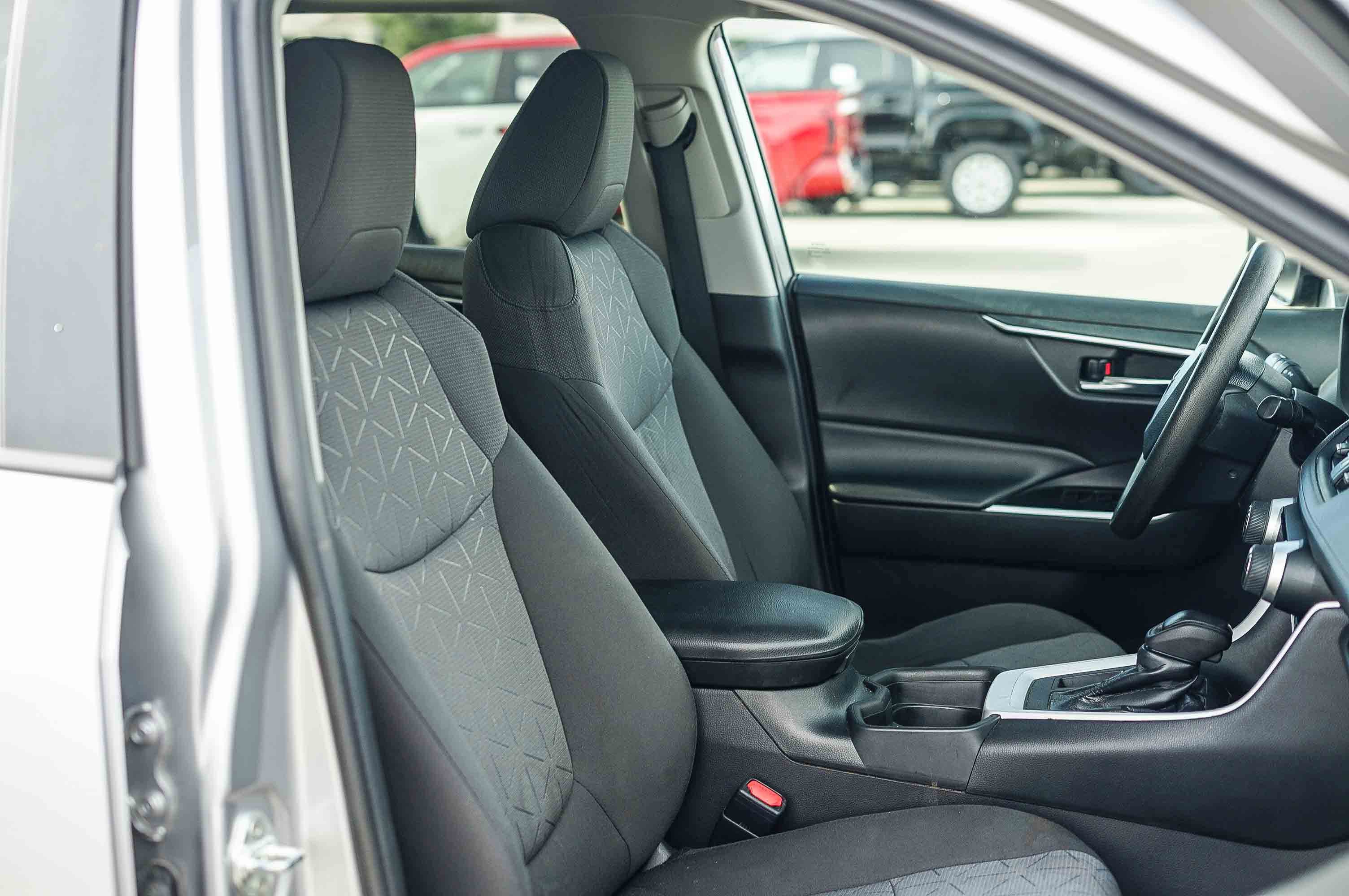 Used 2021 Toyota RAV4 XLE w/ Convenience Package image 18