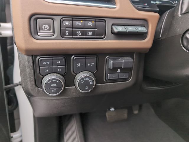 Used 2023 Chevrolet Suburban High Country image 17