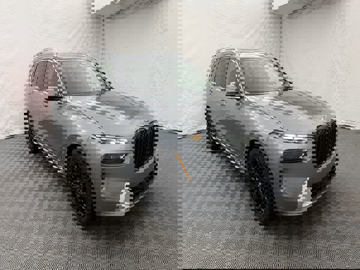 Used 2023 BMW X7 xDrive40i w/ Premium Package image 3