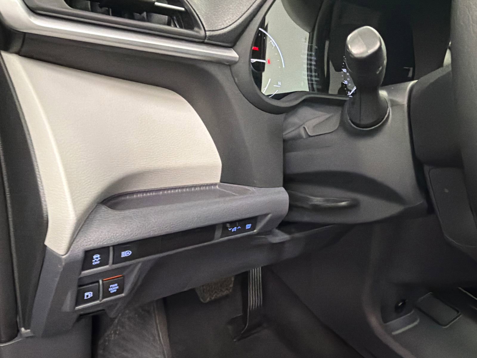 Used 2023 Toyota Sienna XLE FWD image 34