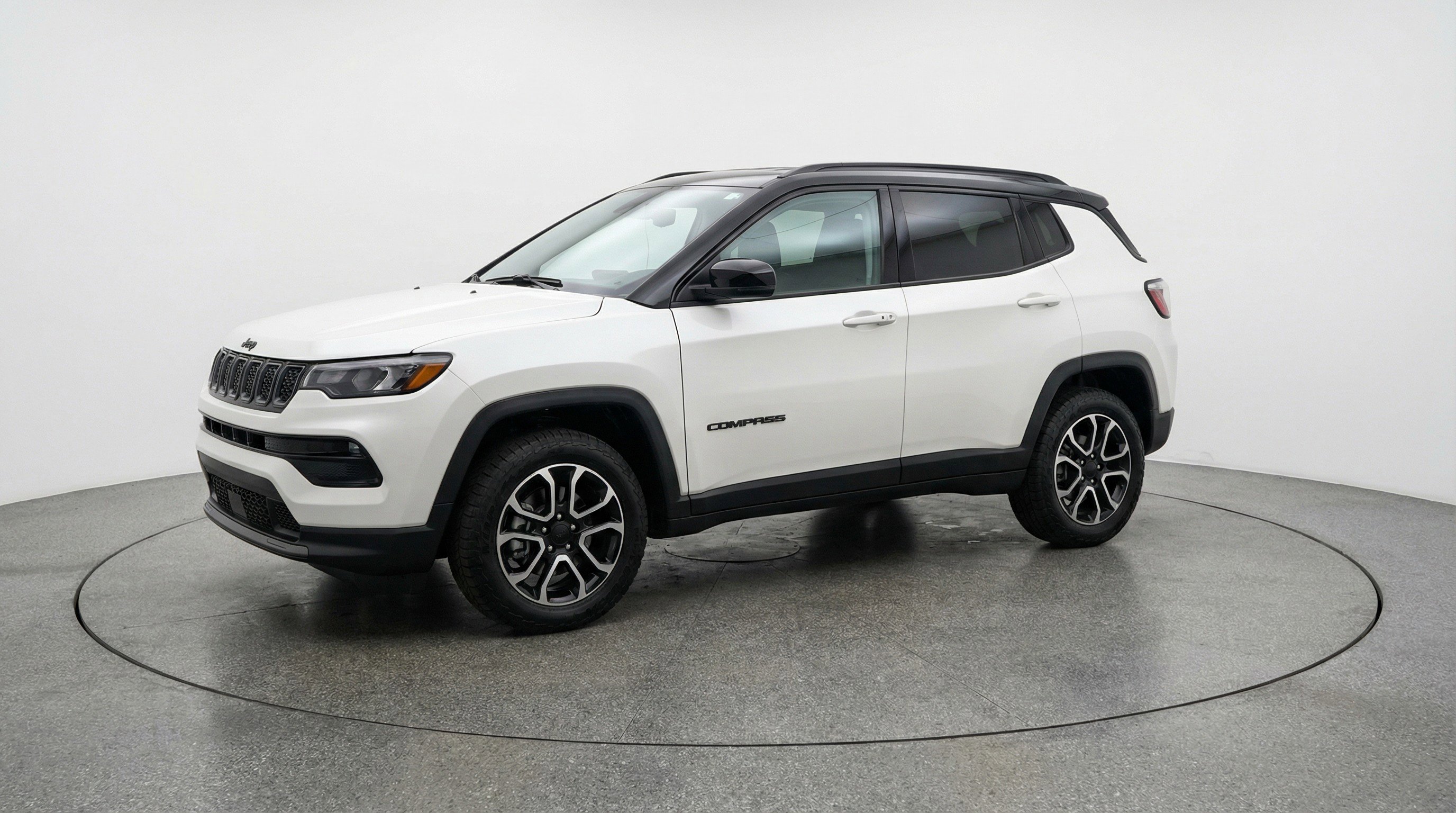 Used 2025 Jeep Compass Trailhawk image 3