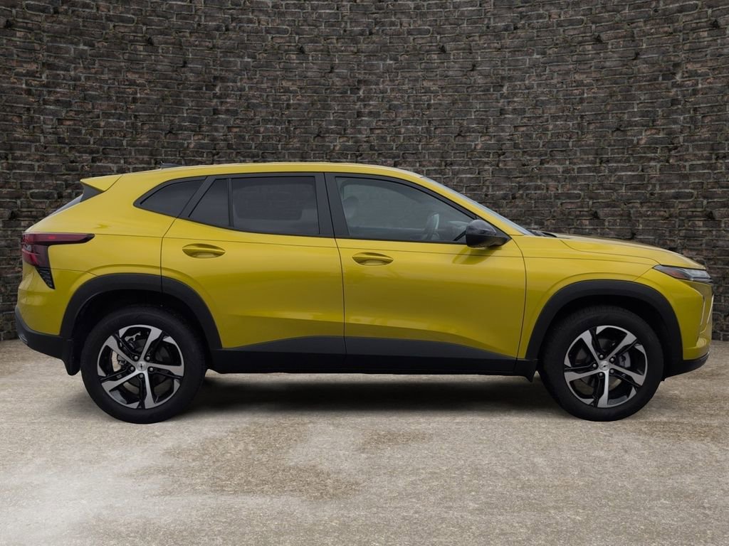 Used 2025 Chevrolet Trax RS FWD image 3
